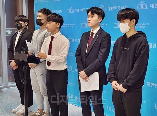 전국학생수호연합(학수연) 최재영(오른쪽 두번째) 대표와 김소혁(가운데) 광주지부장을 비롯한 광주지역 학생들이 23일 오후 서울 여의도 국회 소통관 백브리핑장에서 '구(舊) 통진당 홍위병 중고협 집회 선동 규탄 및 정치교사 고발' 기자회견을 하고 있다.<전국학생수호연합 측 제공 사진>